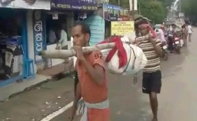 ओडिशा फिर शर्मसार, कंधे पर उठाने के लिए अस्पताल कर्मचारी ने शव का कूल्हा तोड़ा