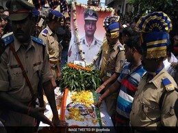 CRPF Officer's 6-Year-Old Daughter, Wife To Unfurl Flag Where He Fell Last Year CRPF Officer's 6-Year-Old Daughter, Wife To Unfurl Flag Where He Fell Last Year