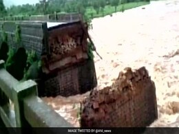 मुंबई-गोवा हाइवे पर भारी बारिश से ब्रिटिशकालीन पुल ढहा, 2 बसें और 3 गाड़ियां बहीं, 2 मरे, 20 लापता मुंबई-गोवा हाइवे पर भारी बारिश से ब्रिटिशकालीन पुल ढहा, 2 बसें और 3 गाड़ियां बहीं, 2 मरे, 20 लापता