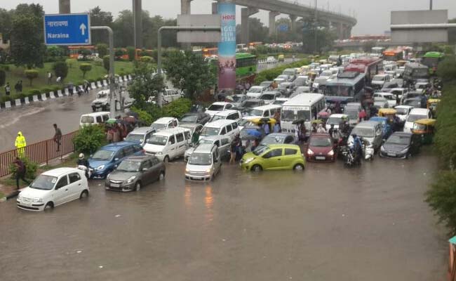 PHOTOS: दिल्ली-NCR में रेन, कहीं भीगा मन तो कहीं हुए तंग