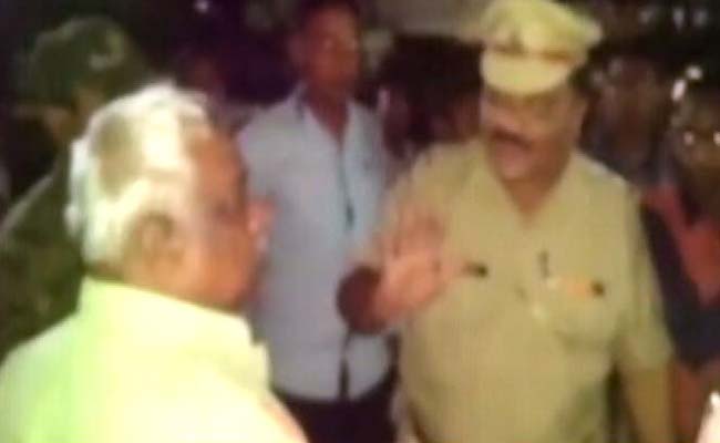 महाराष्‍ट्र : अब बीजेपी विधायक रामचंद्र अवसरे की दादागिरी, पुलिसकर्मी को सरेआम थप्पड़ मारा