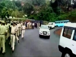 मेंगलुरु एयरपोर्ट के बाहर अभिनेत्री रम्या की कार पर फेंके गए अंडे, काले झंडे भी दिखाए मेंगलुरु एयरपोर्ट के बाहर अभिनेत्री रम्या की कार पर फेंके गए अंडे, काले झंडे भी दिखाए