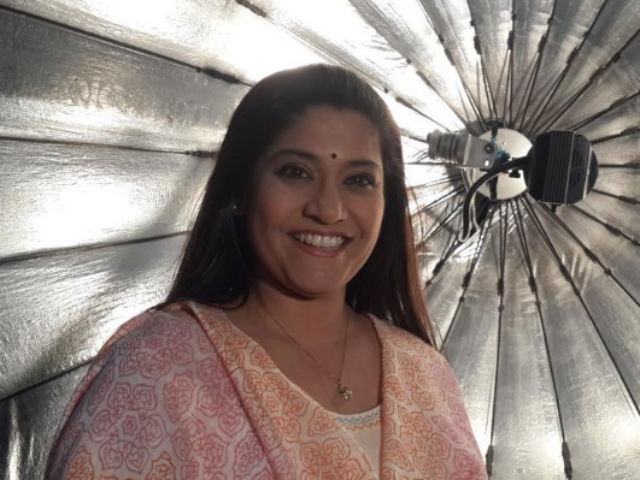 Renuka Shahane's Hilarious Account of Chat With Journalist is Now Viral