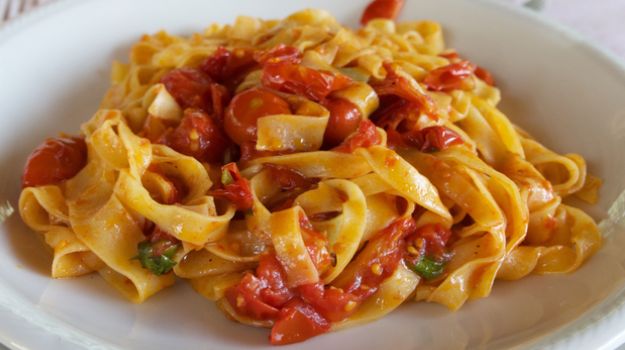 Exploded Tomato Sauce Makes Most Of Summer's Gifts