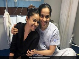 साइना नेहवाल से मिलने अस्पताल पहुंचीं सुमोना चक्रवर्ती और श्वेता पंडित साइना नेहवाल से मिलने अस्पताल पहुंचीं सुमोना चक्रवर्ती और श्वेता पंडित