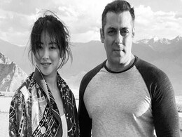 सलमान खान की फिल्म 'ट्यूबलाइट' से बॉलीवुड में डेब्यू करेगी चीन की अभिनेत्री झू झू, देखें तस्वीरें सलमान खान की फिल्म 'ट्यूबलाइट' से बॉलीवुड में डेब्यू करेगी चीन की अभिनेत्री झू झू, देखें तस्वीरें