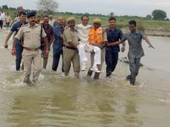 मध्‍य प्रदेश में बाढ़ : जब पुलिसवालों ने CM शिवराज को गोद में उठाकर दी 'लिफ्ट'