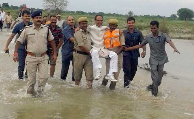 मध्‍य प्रदेश में बाढ़ : जब पुलिसवालों ने CM शिवराज को गोद में उठाकर दी 'लिफ्ट'
