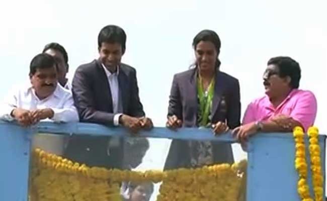 PV Sindhu, Coach Gopichand Reach Hyderabad, Travel On Open Double-Decker Bus