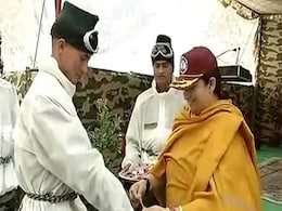 स्मृति ईरानी ने सियाचिन में सेना के जवानों को बांधी राखी स्मृति ईरानी ने सियाचिन में सेना के जवानों को बांधी राखी