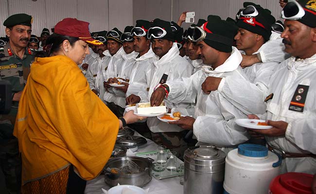 For Siachen Soldiers, Smriti Irani Carries Mother-Approved <i>Mithai</i>