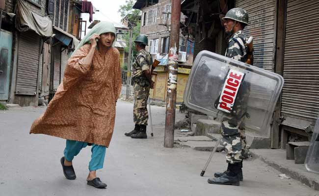 जम्मू-कश्मीर : श्रीनगर में जारी है कर्फ्यू, घाटी में जनजीवन प्रभावित