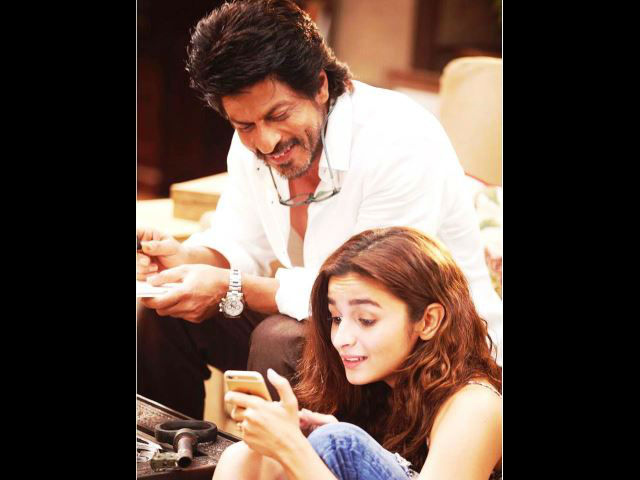 Alia Bhatt Explains Just How Important Shah Rukh Khan is in <i>Dear Zindagi</i>