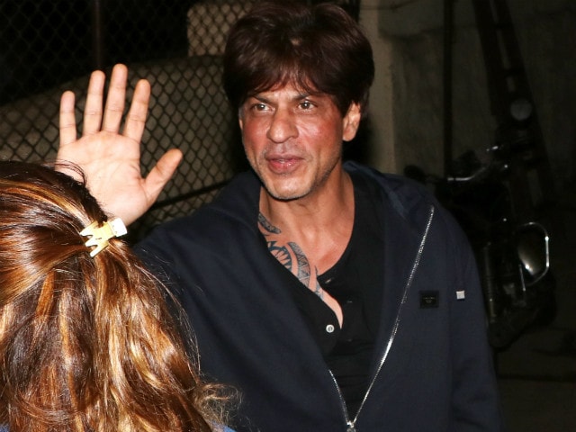 Oklf Lavahgd Shah Rukh Khan Flaunting His Don Tattoo With Priyanka Chopra  At Film Don Special Screening At Pvr Cinemas In Juhu Mumbai Tattoo  फट  शयर