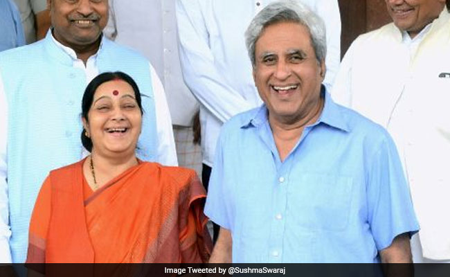 सुषमा स्वराज अपने पति से संसद में टकराईं, ट्वीट किया 'सालों बाद एक साथ'