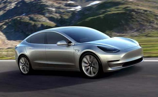 Tesla इलेक्ट्रिक कार को सेल्फ ड्राइविंग मोड पर रखकर सो गया ड्राइवर, जानें फिर क्या हुआ?