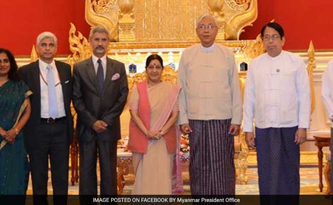 Myanmar President U Htin Kyaw Visits Taj Mahal