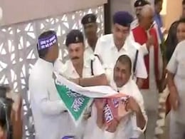 यूपी विधानसभा में विपक्ष का जमकर हंगामा, मार्शलों ने बाहर निकाला यूपी विधानसभा में विपक्ष का जमकर हंगामा, मार्शलों ने बाहर निकाला