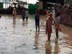यूपी में बारिश से हालात खराब, रिहाइशी इलाकों में घुसा पानी, लोग परेशान