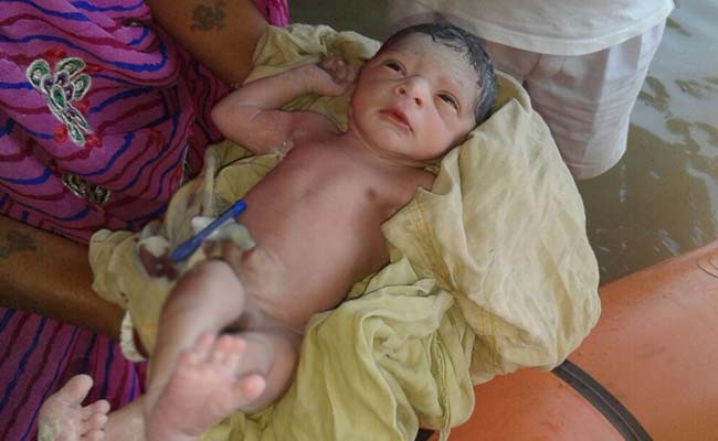 वैशाली : बाढ़ पीड़ितों को बचाने का काम कर रही NDRF की बोट पर महिला ने दिया बच्चे को जन्म