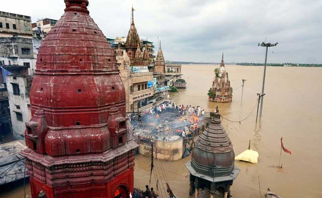 वाराणसी में गंगा के घाट डूबे पानी में, मकानों की छतों पर हो रहे हैं अंतिम संस्कार