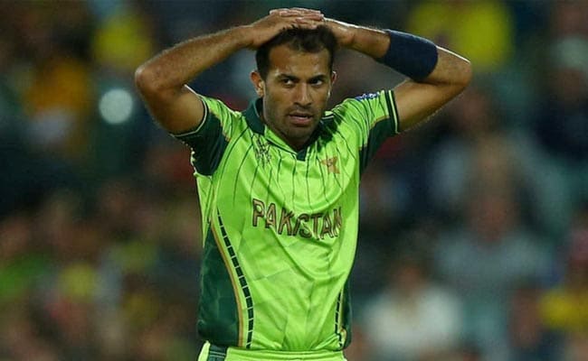 चैंपियंस ट्रॉफी : पाकिस्‍तान टीम को झटका, चोट के कारण यह तेज गेंदबाज हुआ टूर्नामेंट से बाहर...