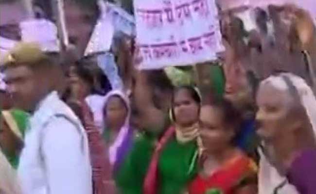 अमेठी में महिला प्रदर्शनकारियों ने रोका राहुल गांधी का काफिला, 'हमें अपने सांसद से मिलना है'