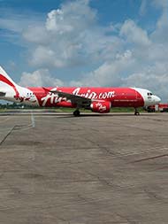Air Asia इंडिया ने पायलटों की मई-जून की सैलरी में की 40% की कटौती