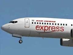 मुंबई हवाई अड्डे पर एयर इंडिया एक्सप्रेस का विमान हवाई पट्टी से आगे निकला