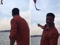 अक्षय कुमार ने गंगा किनारे लूटी पतंग, देखिए कैसे नाव पर खड़े होकर की पतंगबाजी