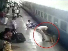 Akshay Kumar Tweets Video of Cop Saving Woman Who Fell Off Moving Train Akshay Kumar Tweets Video of Cop Saving Woman Who Fell Off Moving Train