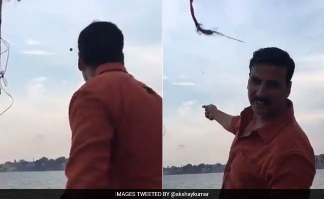 अक्षय कुमार ने गंगा किनारे लूटी पतंग, देखिए कैसे नाव पर खड़े होकर की पतंगबाजी अक्षय कुमार ने गंगा किनारे लूटी पतंग, देखिए कैसे नाव पर खड़े होकर की पतंगबाजी