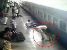 Akshay Kumar Tweets Video of Cop Saving Woman Who Fell Off Moving Train