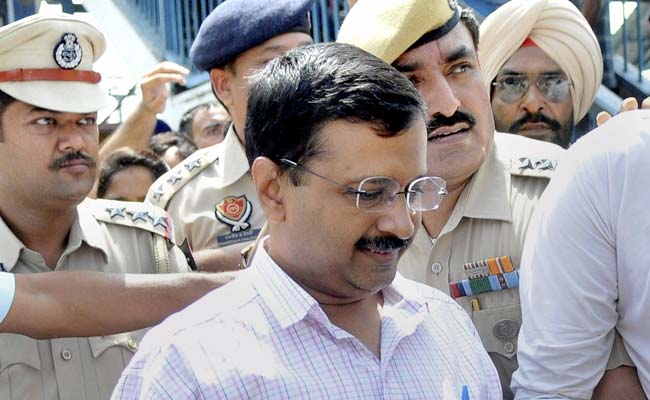 In Punjab Arvind Kejriwal Woos Traders, Meets Radha Soami Sect Chief