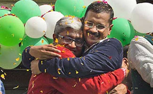 अरविंद केजरीवाल के इनकार के बाद भी इस्तीफे पर अड़े आशुतोष, आम आदमी पार्टी मनाने में जुटी