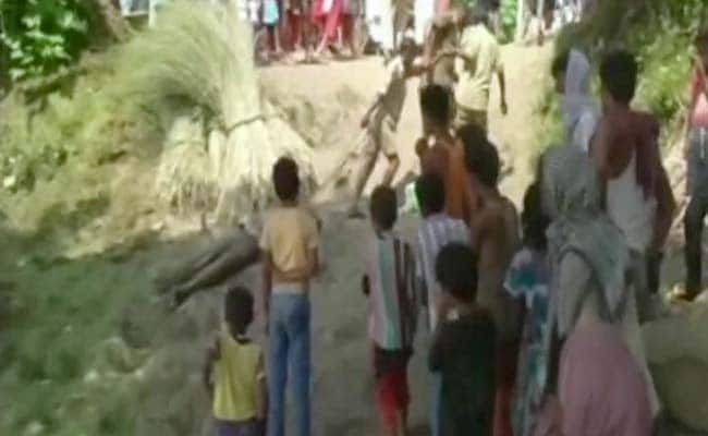 शर्मनाक : बिहार पुलिस ने शव को रस्सी से बांधकर काफी दूर तक घसीटा