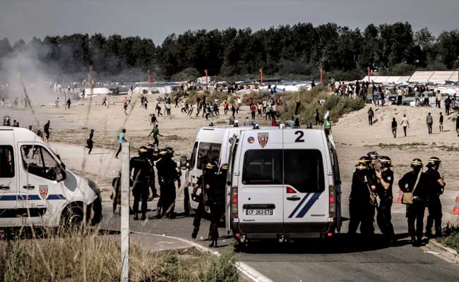 French President Confirms Calais Migrant Camp Shut