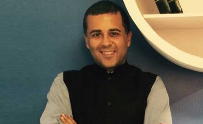 Chetan Bhagat Turns Gears From Writing, Twitter Charges At Him