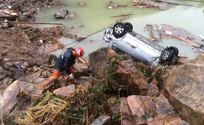 Rescuers Pull 15 Out From China Landslide, 26 Still Missing