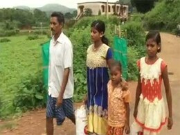 वीवीआईपी फ़्लाइट से दिल्ली पहुंचे दाना माझी, बहरीन के एंबेसडर ने दिया 9 लाख रुपये का चेक वीवीआईपी फ़्लाइट से दिल्ली पहुंचे दाना माझी, बहरीन के एंबेसडर ने दिया 9 लाख रुपये का चेक