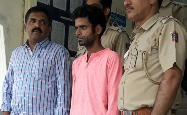 दिल्ली में स्कूली छात्राओं को ब्लैकमेल करने वाला चढ़ा पुलिस के हत्थे