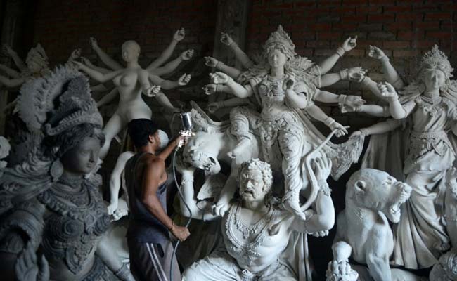 Kolkata Jail Inmates Carve Idols Ahead Of The <i>Durga Puja</i> Festival