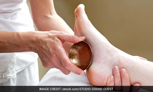 Foot massage : पैरों में रहती है सूजन तो करें इस तेल से मालिश, स्वैलिंग होगी कम