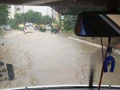 गुरुग्राम का भारी बारिश से बुरा हाल : सड़क पर बोट लेकर निकले लोग, अंडरपास जलमग्न