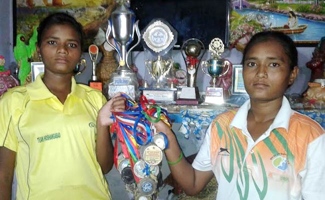 मिलिए, होशंगाबाद की होनहार तैराकों से, जिनका भविष्य गरीबी के कारण अंधकार में है...
