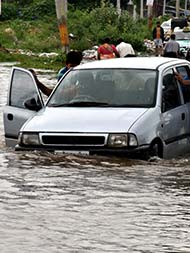 गलियों में बाढ़, सड़क पर बहती कार, हैदराबाद में भारी बारिश के बाद का नजारा, देखें वीडियो