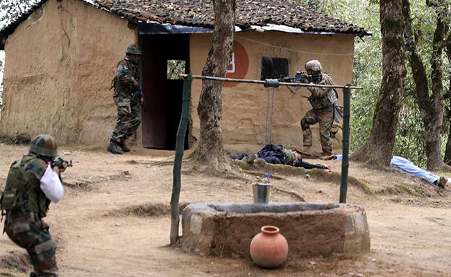 संयुक्‍त युद्ध अभ्‍यास में एक-दूसरे को लड़ने के गुर सिखा रहे भारतीय और अमेरिकी सैनिक