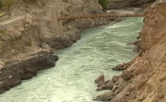 सिंधु नदी पर कोई भी संरचना बनाई तो करेंगे हमला, पाक रक्षा मंत्री ने भारत को दी गीदड़ भभकी