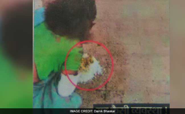 फिर दिखी झकझोर देने वाली तस्वीर : रांची के अस्पताल में मरीज़ को फर्श पर परोसा खाना, कहा - प्लेट नहीं हैं