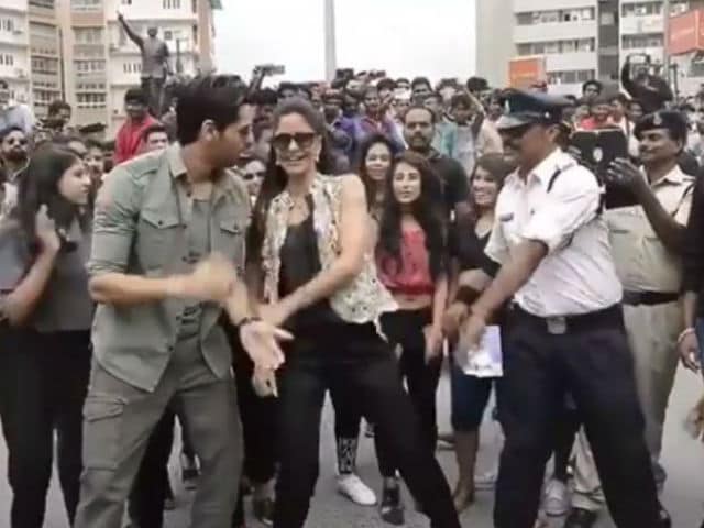 Sidharth-Katrina Teach Indore's Moonwalking Cop Their Kala Chashma Moves